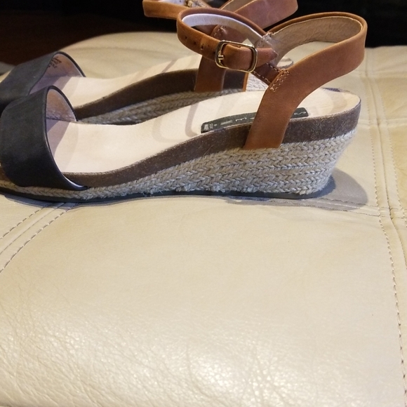 Steven black and tan 1.75" straw wedge sandal - Picture 3 of 7